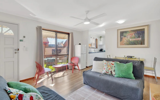 Tranquil 2-bed Townhouse Close to Beach