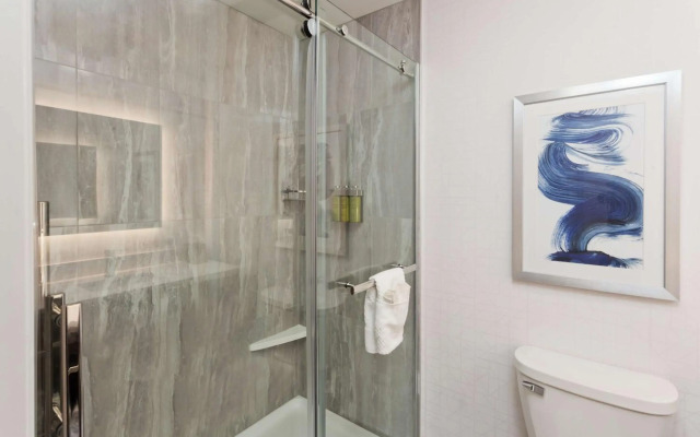 Econo Lodge  Inn & Suites Macon West