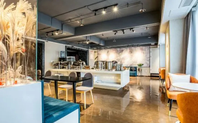 Shiyanhuang Hotel (Chongqing West Railway Station Erlang Subway Station)