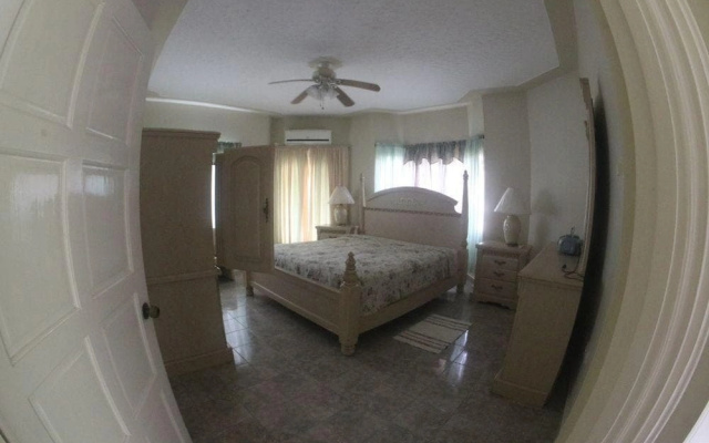 8 BR Waterfront Villa - Ocho Rios