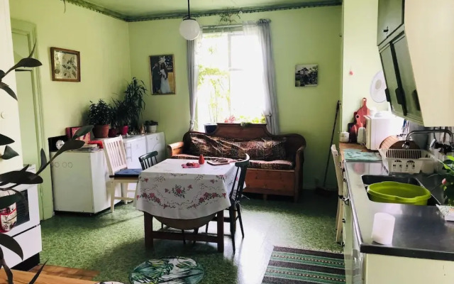 2-bed Apartment Overlooking the River