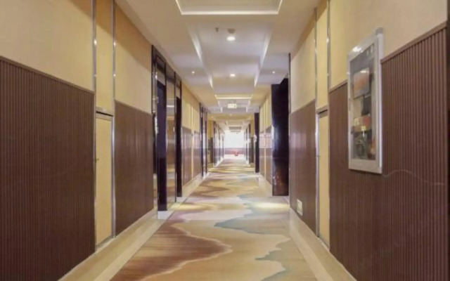 Zhongyi Light Luxury Cloud Hotel (Anqing City Renmin Road Pedestrian Street Xiaosu Road Branch)