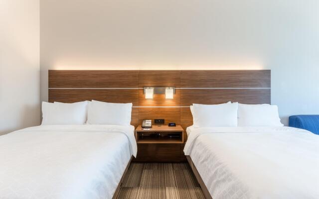 Holiday Inn Express & Suites Springfield North by IHG