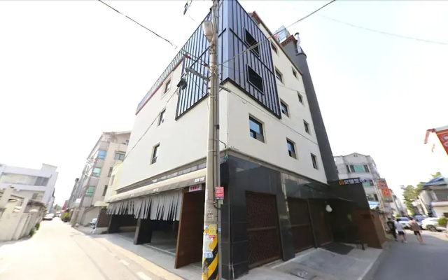Tomato Hotel