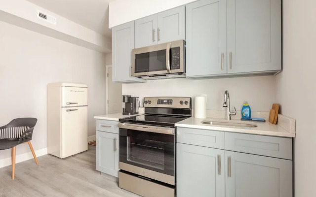 Chic & Cozy Philly Stay in City Center