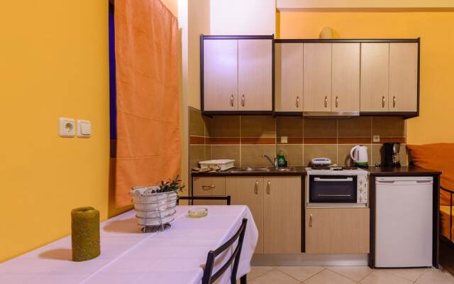 Kyparissia Garden Retreat - Premium Family Suite