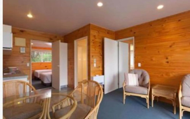 Pauanui Pines Motor Lodge – Guest Rooms – Pauanui