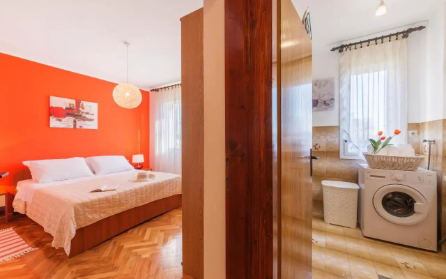 Two bedroom apartment, nice neighborhood, free parking, WiFi