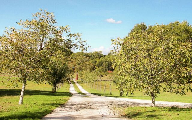 Marvelous Holiday Home in Issac With Swimming Pool