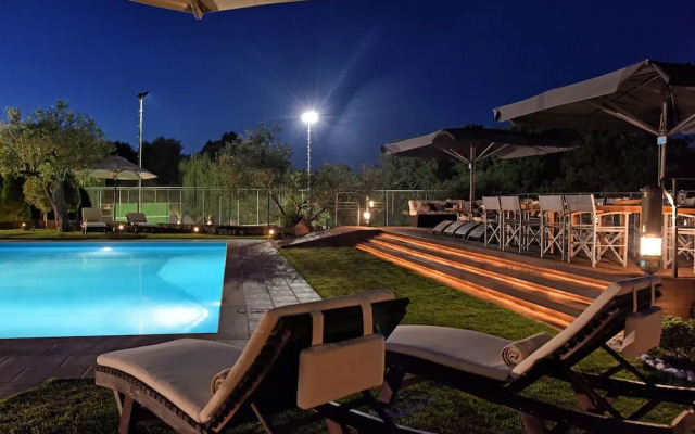 Beautiful 9-bed Villa in Gouvia With Tennis Court