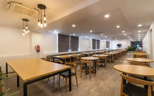 OYO Townhouse 120 The Axis