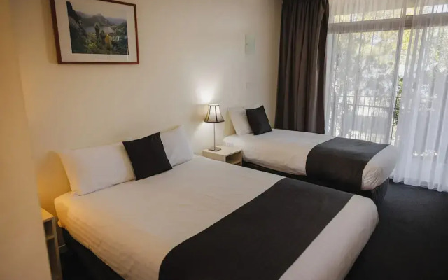 Shoreline Hotel