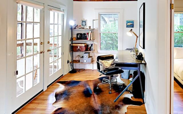 Oak-Shaded House in Bouldin - 2 Br Home