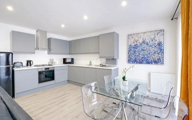 Luxury 1 & 2 bed Apartment free parking