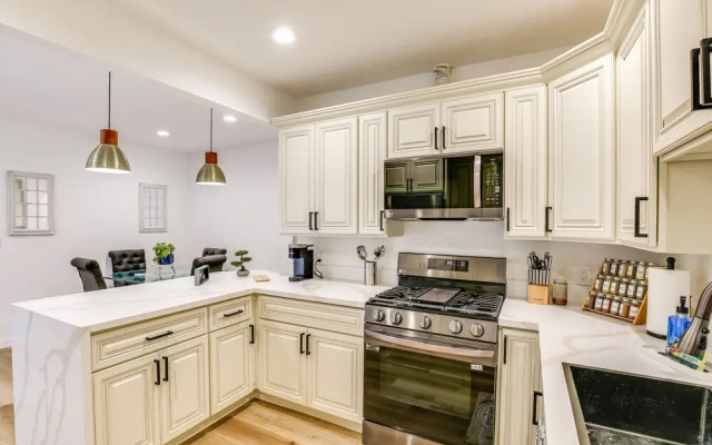 East Los Angeles Home - 7 Mi to Downtown!