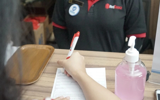 RedDoorz near GOR Satria 3