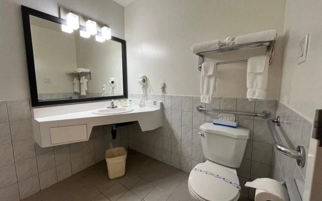 Jolly Roger Inn & Resort