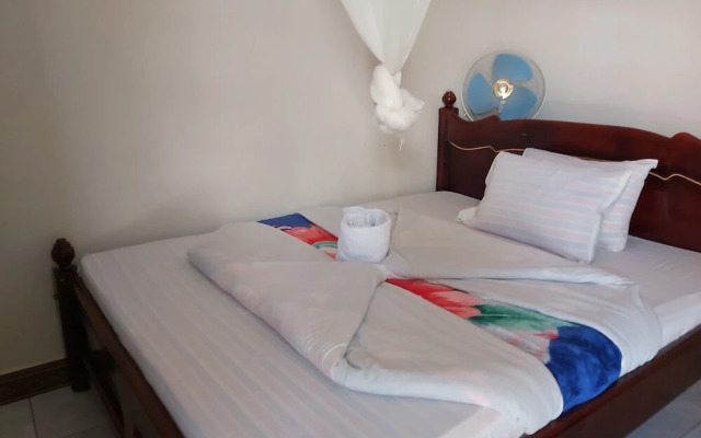 Famko Annex 4 bed House With Large Garden & Shed