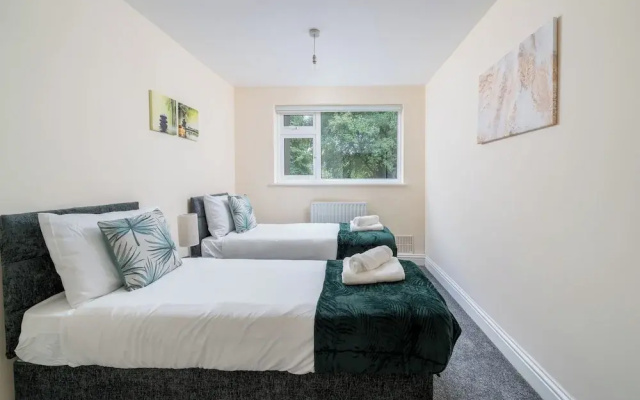 Redhill Holiday Home Sleeps 4 - Parking