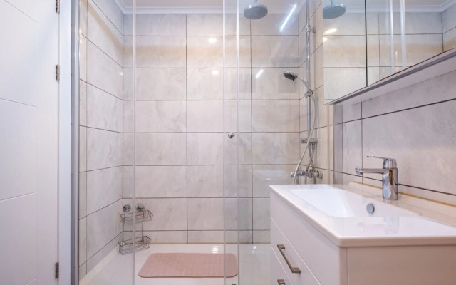 Sleek and Modern Flat Near Caddebostan Coast