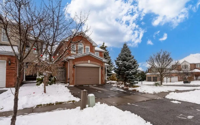 Comfortable Whitby 2 Bedroom Lower Suite