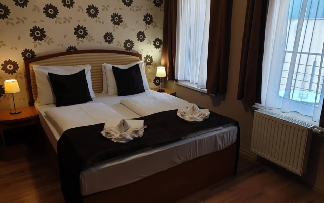 Six Inn Hotel