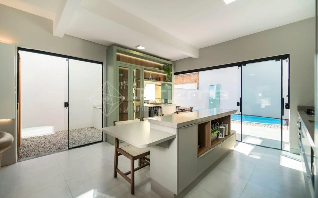 Lindo duplex geminado na Praia de Mariscal.