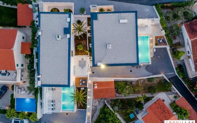 Pax in Sutivan with 3 bedrooms and 3 bathrooms