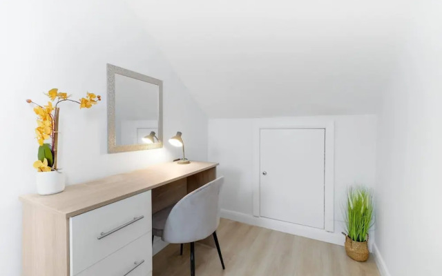 Spacious 4bedroom House-01 in Farnham Royal Slough