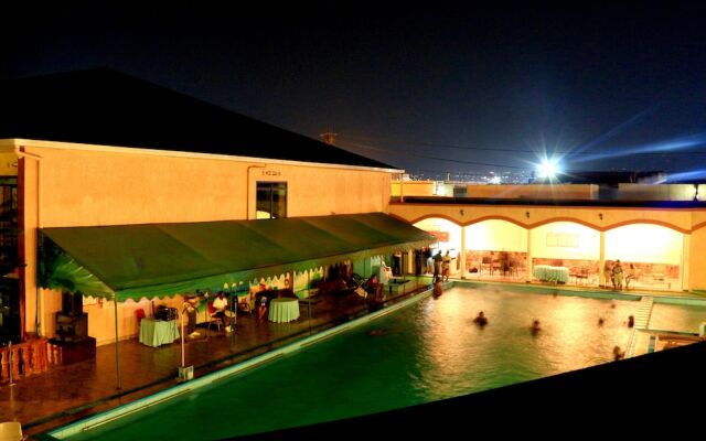 Hotel Hilltop Country Club