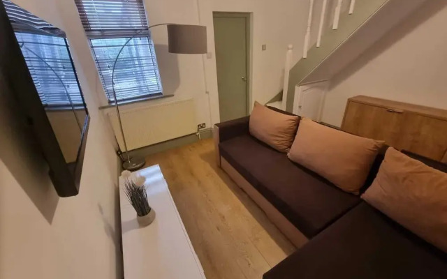 Elegant 4-bed House in Dartford
