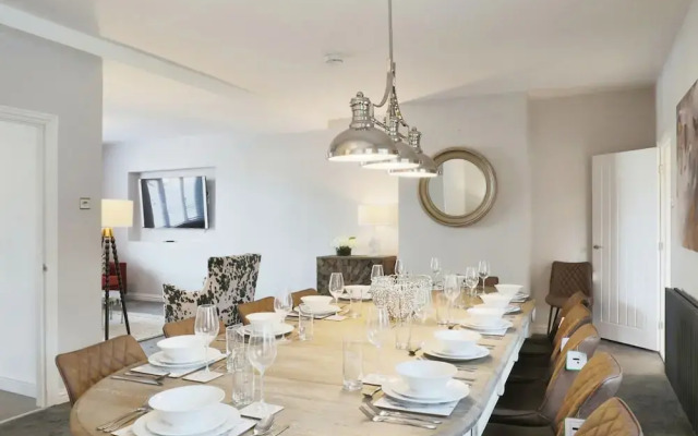 Deluxe 7 Bedroom Property in Solihull