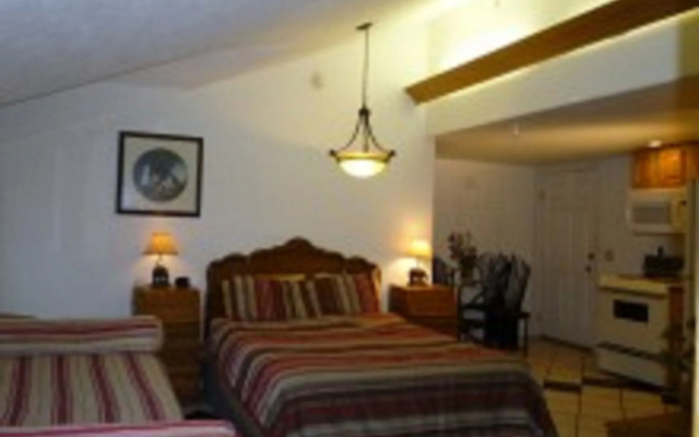 7 Gables Inn & Suites