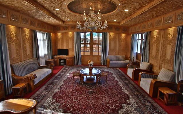 Mascot Houseboats