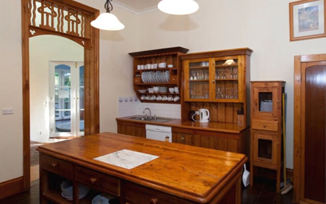 Seaton on Spence - Old world charm with modern living