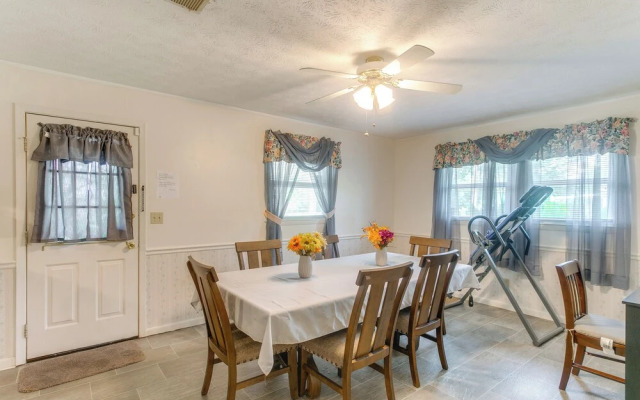 Cozy Waycross House w/ Yard & Screened Patio!