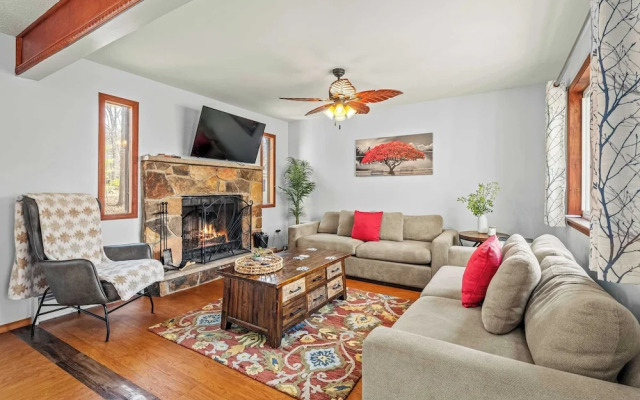 Stylish Renovated Home Open Layout, Coffee Bar + Near Hiking & Waterfalls