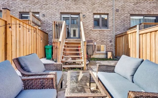 Stylish Mississauga Lower Unit BBQ Yard Paradise