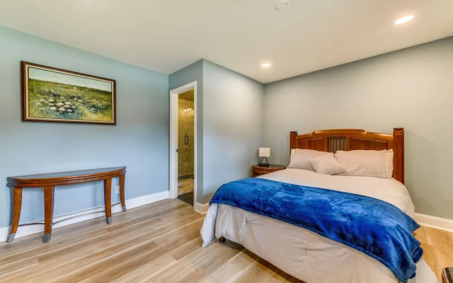 Charming Charlotte Home: 2 Mi to Downtown!