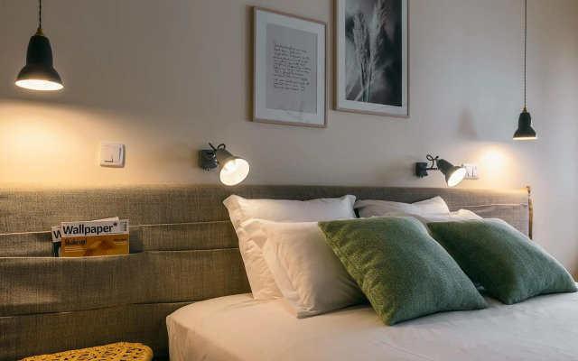 Three House Hotel