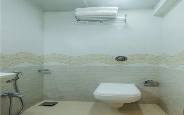 OYO 10016 Hotel Golden Inn