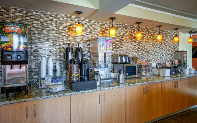 Days Inn & Suites by Wyndham Indianapolis Airport East