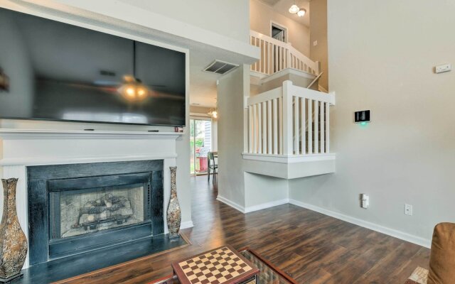 Chic Charlotte Townhome w/ Community Pool