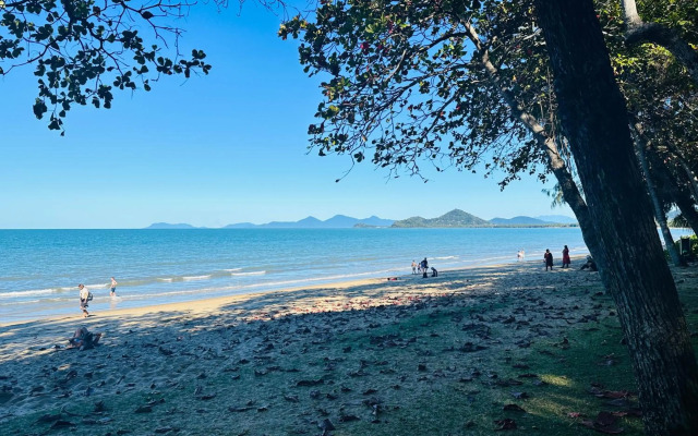 Palm Cove Pool Access Apartment