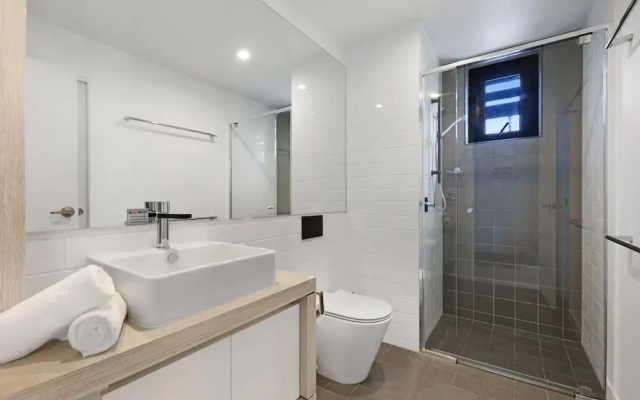 Luxe Beachfront 2-bed With Gym, Pool & Views