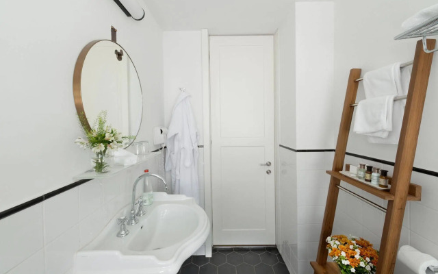 Lily & Bloom Hotel