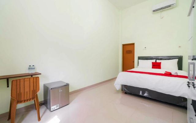 RedDoorz Syariah Near RSUD Dr HM Rabain Muara Enim – Guest Rooms – Muara Enim