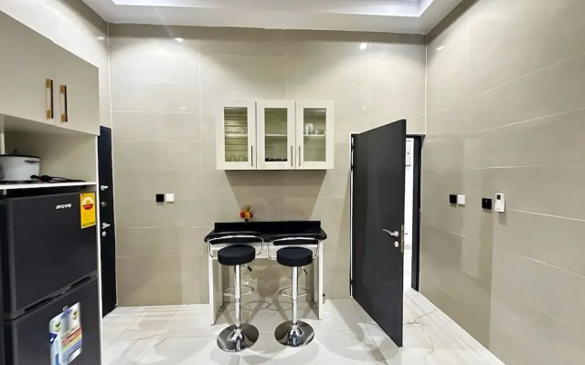 2BR Apartment With Pool and Wifi Near East Airport