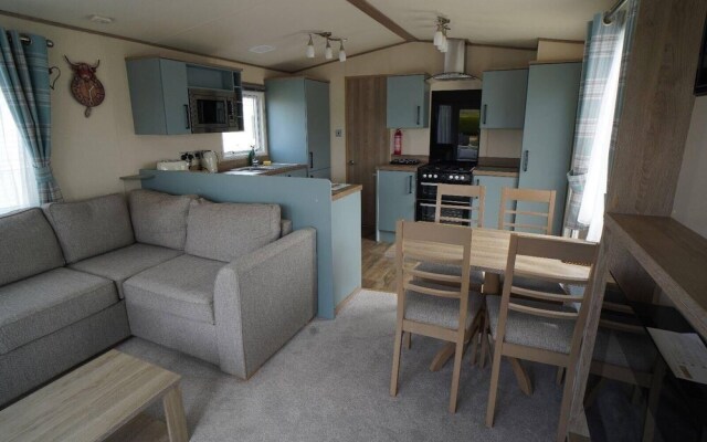 Stunning River View 2 Bedroom Caravan With Decking
