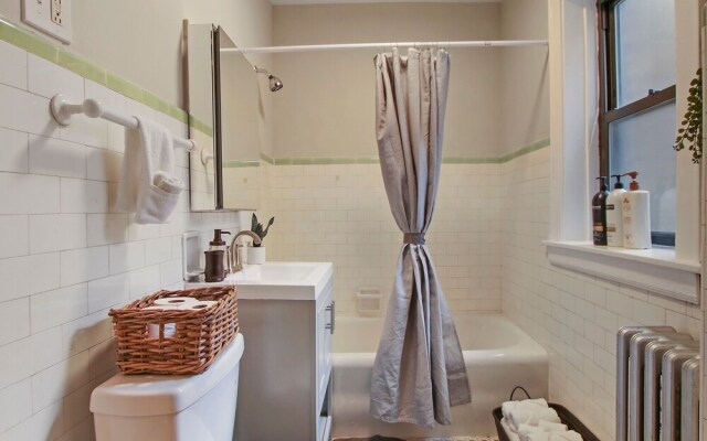 Classic & Charming 2BR Apt in Lincoln